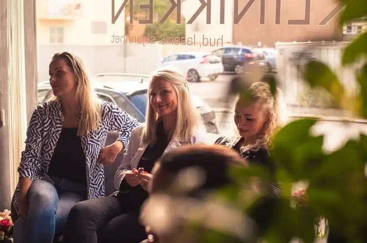 Venner sitter i resepsjon i hudpleieklinikk